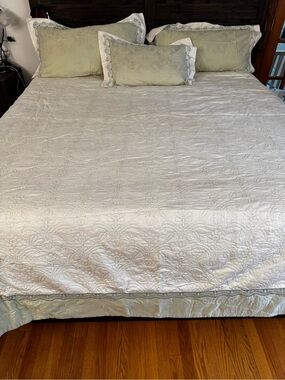 Classic White/Sage Green Quilted Bedspread & 2 King and 2 Standard Pillow Shams